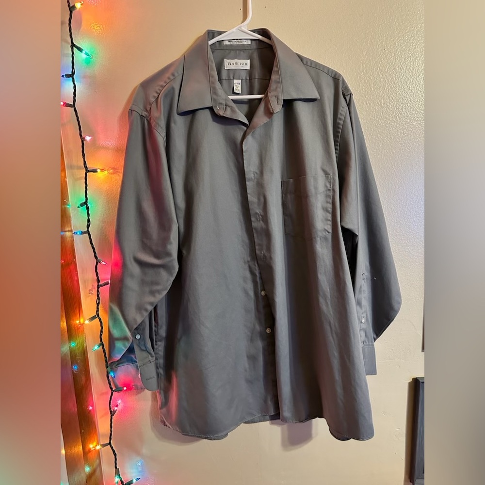 Van Heusen Men’s Grey Dress Shirt. Size 32/33 XL. Good condition